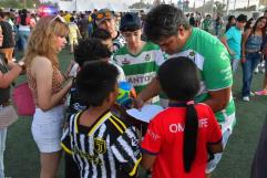 Leyendas de Santos Laguna y Club América deleitan a infantes en festejo del día del niño