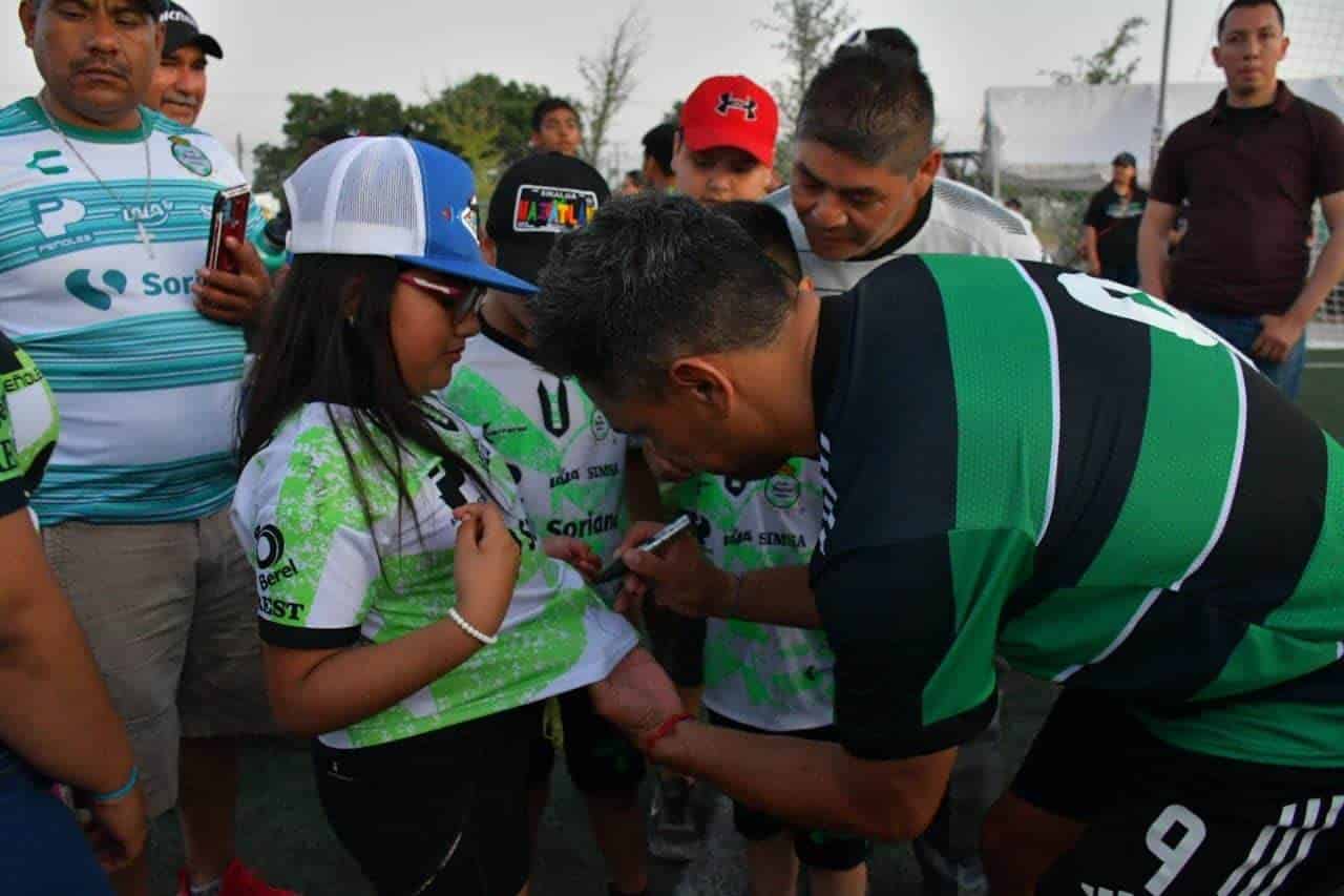 Leyendas de Santos Laguna y Club América deleitan a infantes en festejo del día del niño