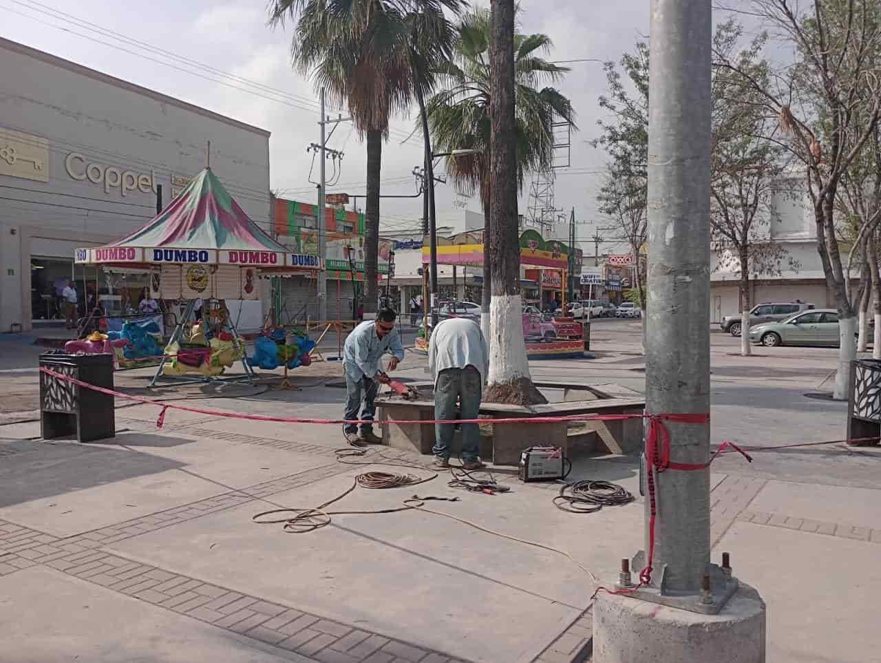 Para armonizar el entorno de la remodelación del Centro Histórico, se construyen nuevas bancas circulares en la plaza principal.