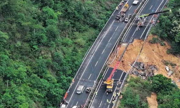 Tragedia en China: Se desploma autopista y mueren 24 personas