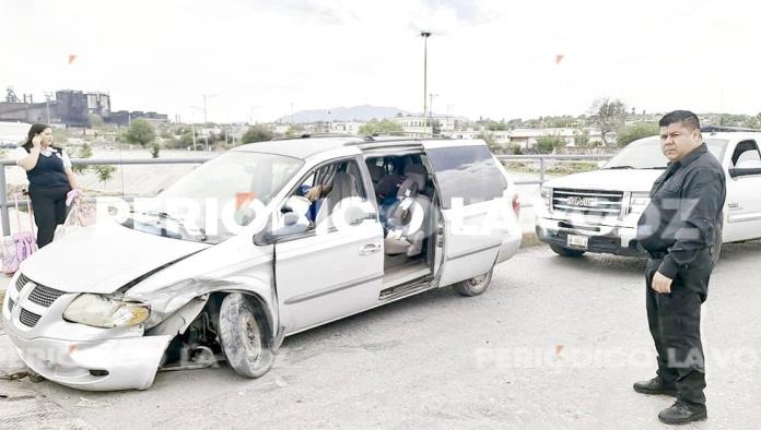 Lesiona a madre e hija en choque 