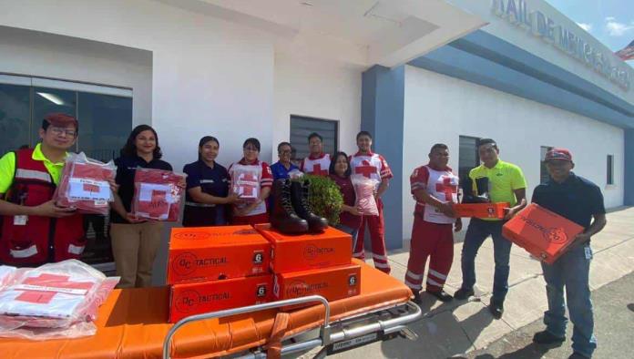 Recibe Cruz Roja Acuña donación de uniformes