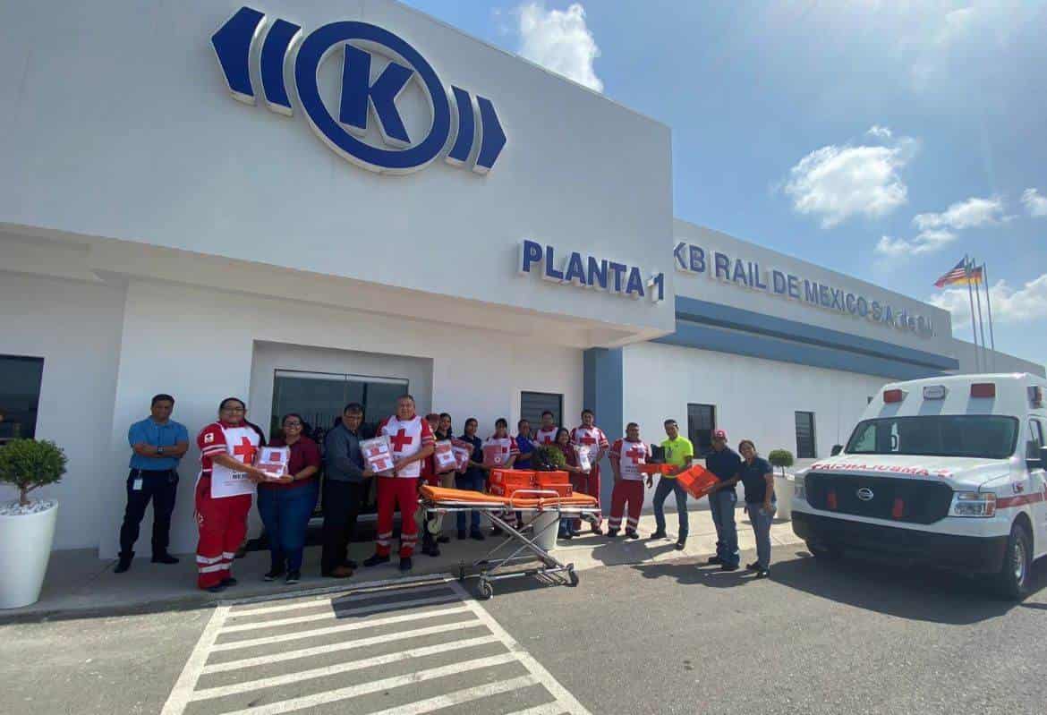 Recibe Cruz Roja Acuña donación de uniformes
