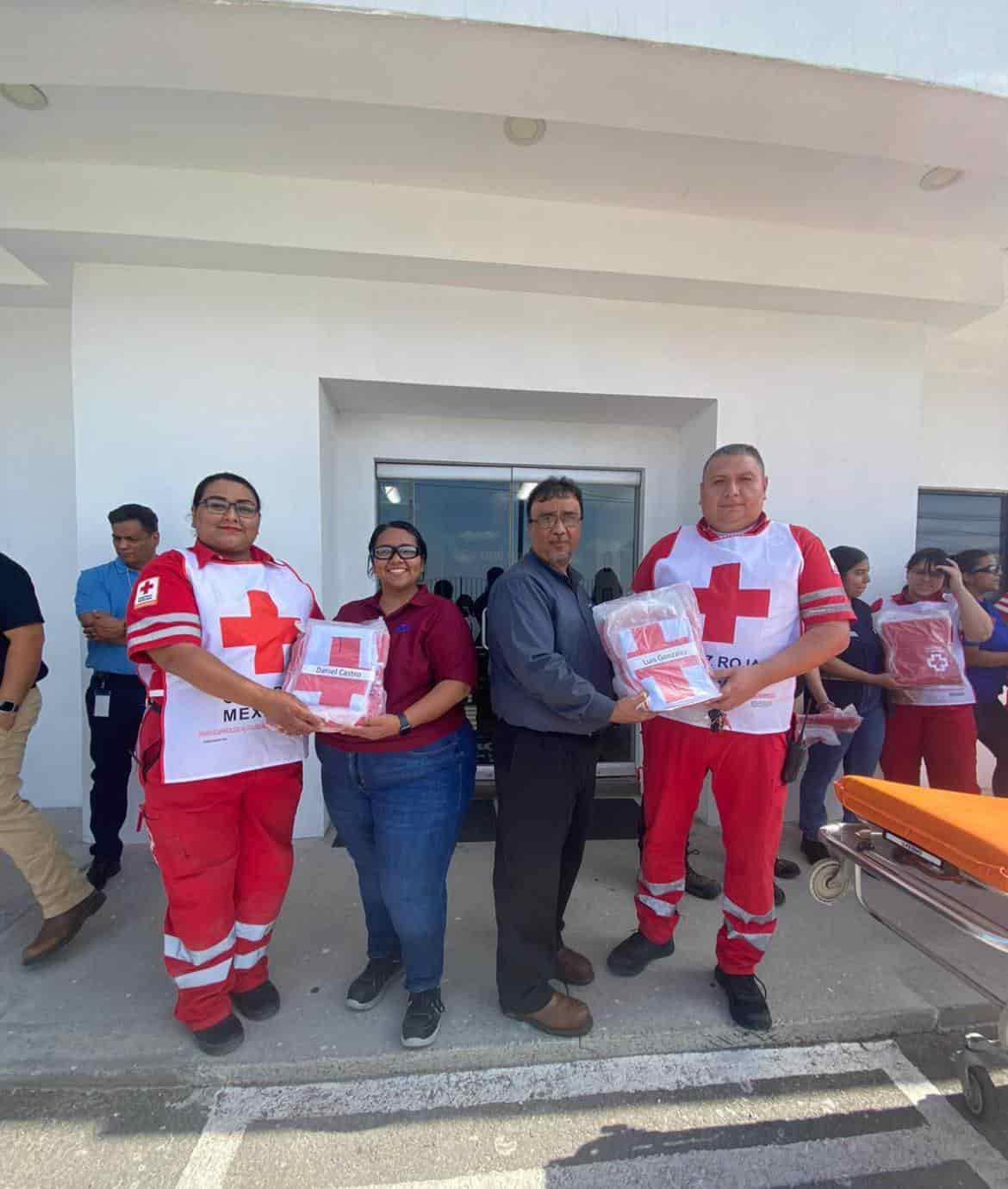 Recibe Cruz Roja Acuña donación de uniformes