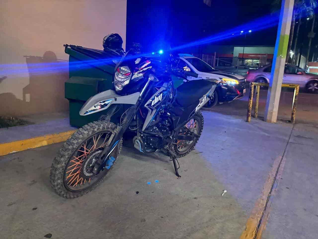 Estampa menor moto en auto