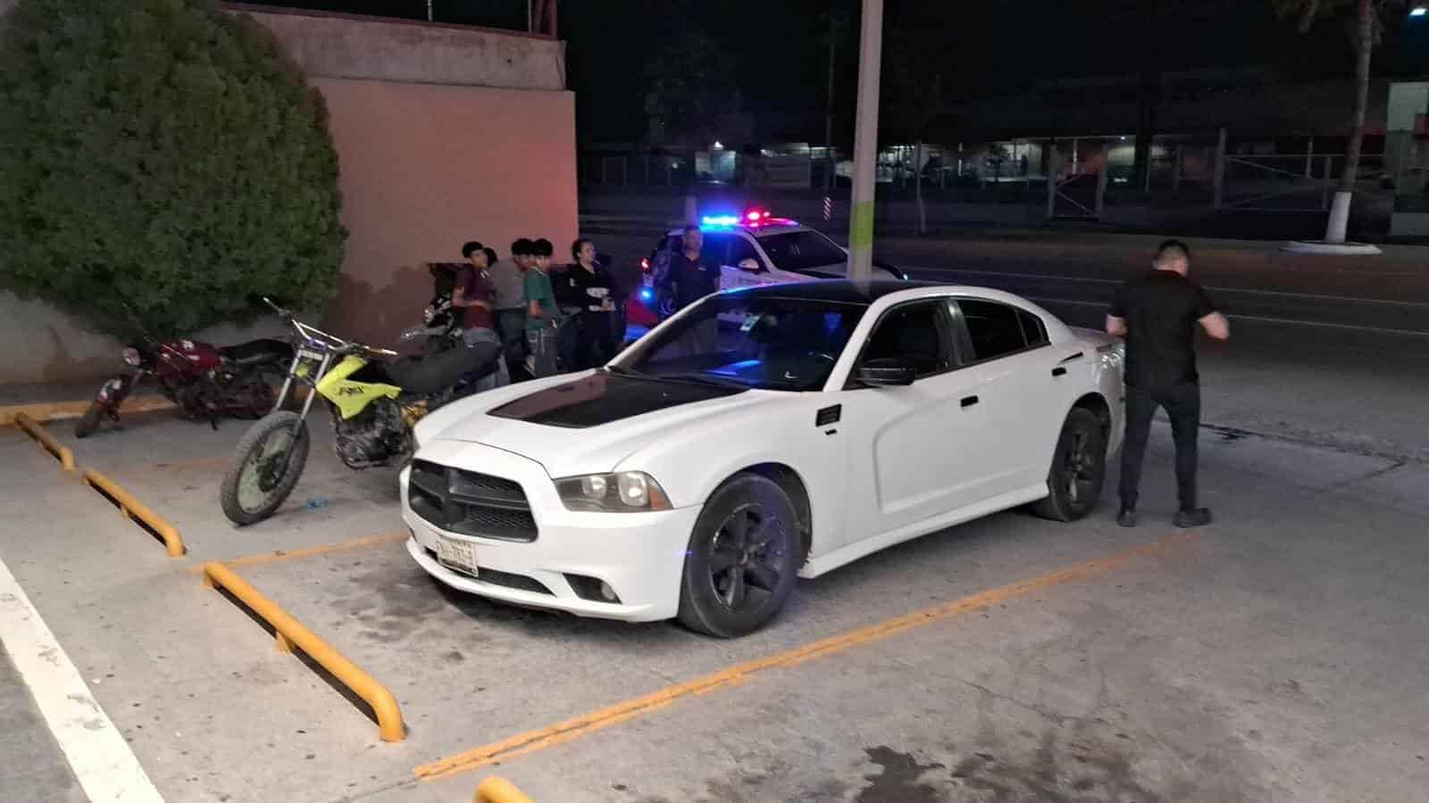 Estampa menor moto en auto