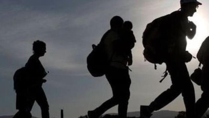 Autobuses abandonan a su suerte a 450 migrantes en autopista de Veracruz