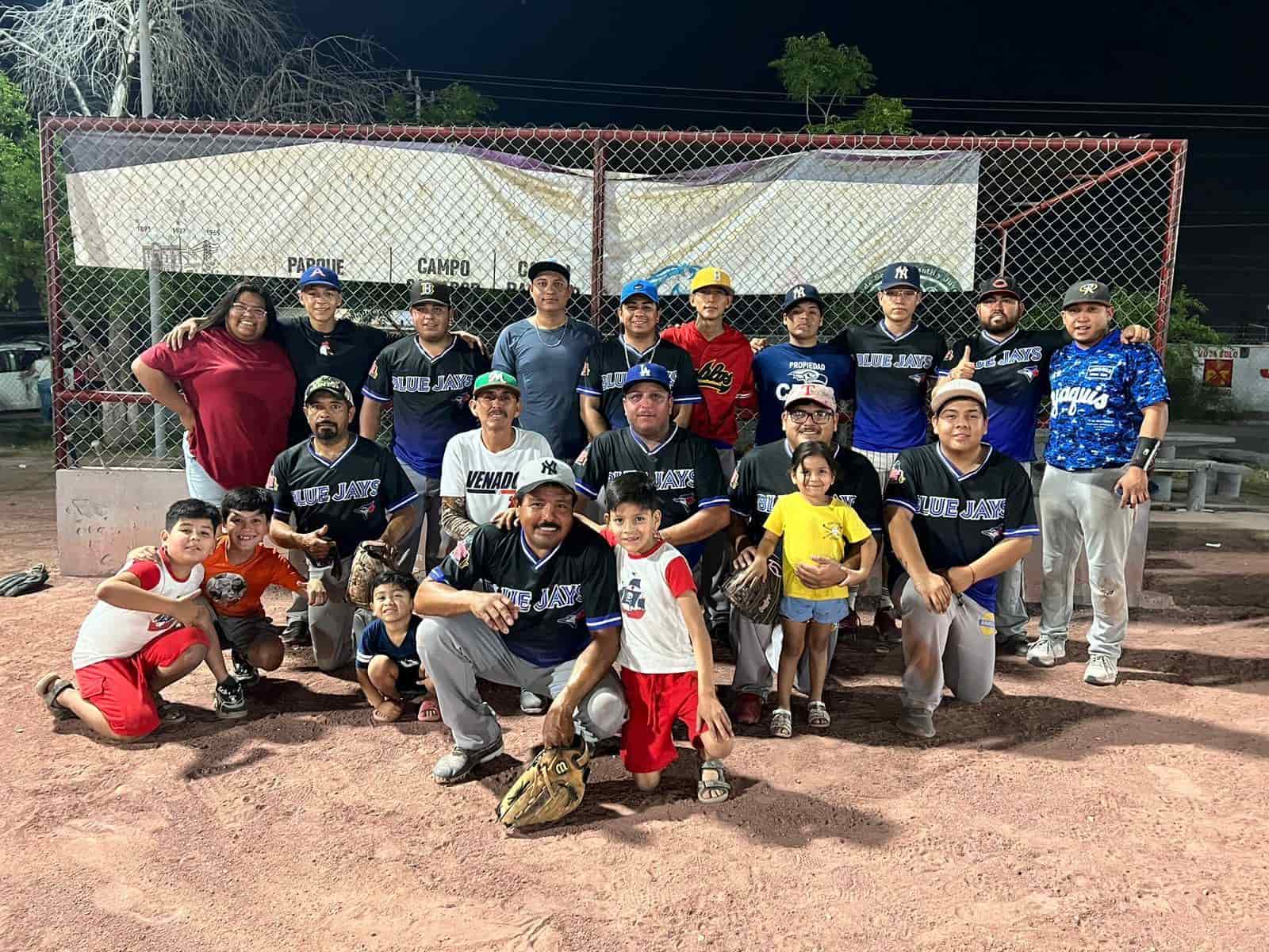Rieleros arrolla a Blue Jays