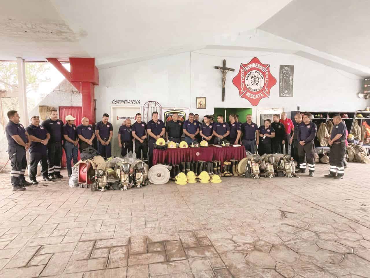 Entregan equipo para elementos de Bomberos.