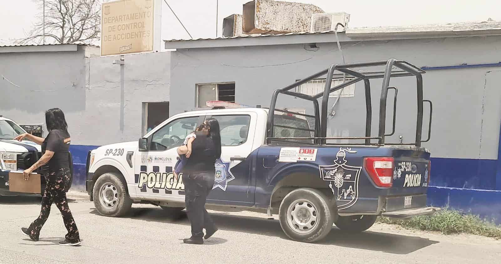 Rescatan a bebé de padres borrachos