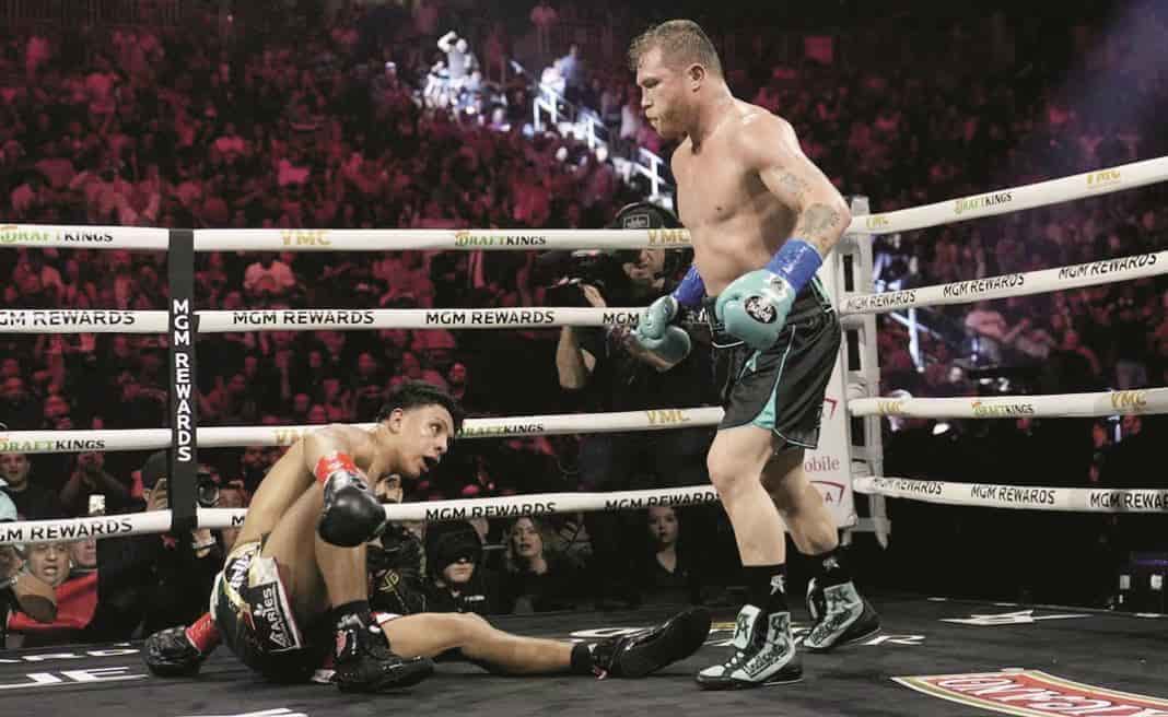 Canelo Álvarez derrota a Jaime Munguía por decisión en una auténtica guerra de golpes