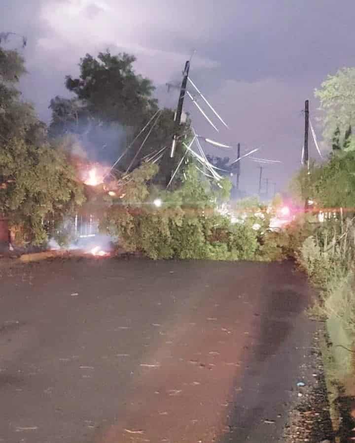 Cuadrillas de CFE han trabajado desde anoche sin parar para restablecer el servicio de energía eléctrica