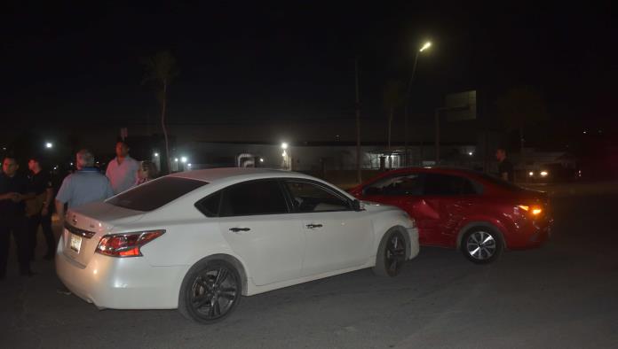 Retorna, choca y arrastra automóvil