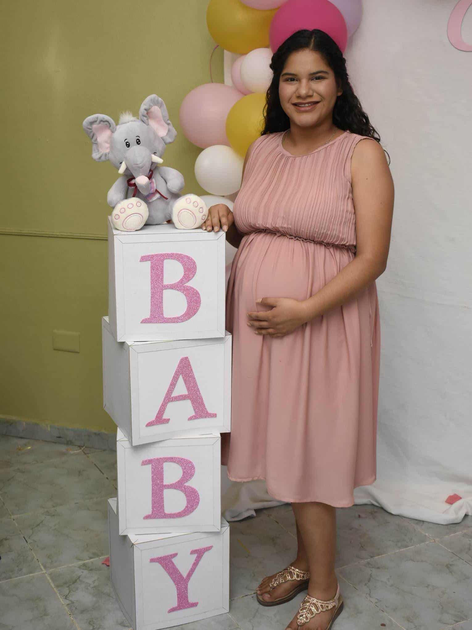 Daniela espera a su primer bebé.