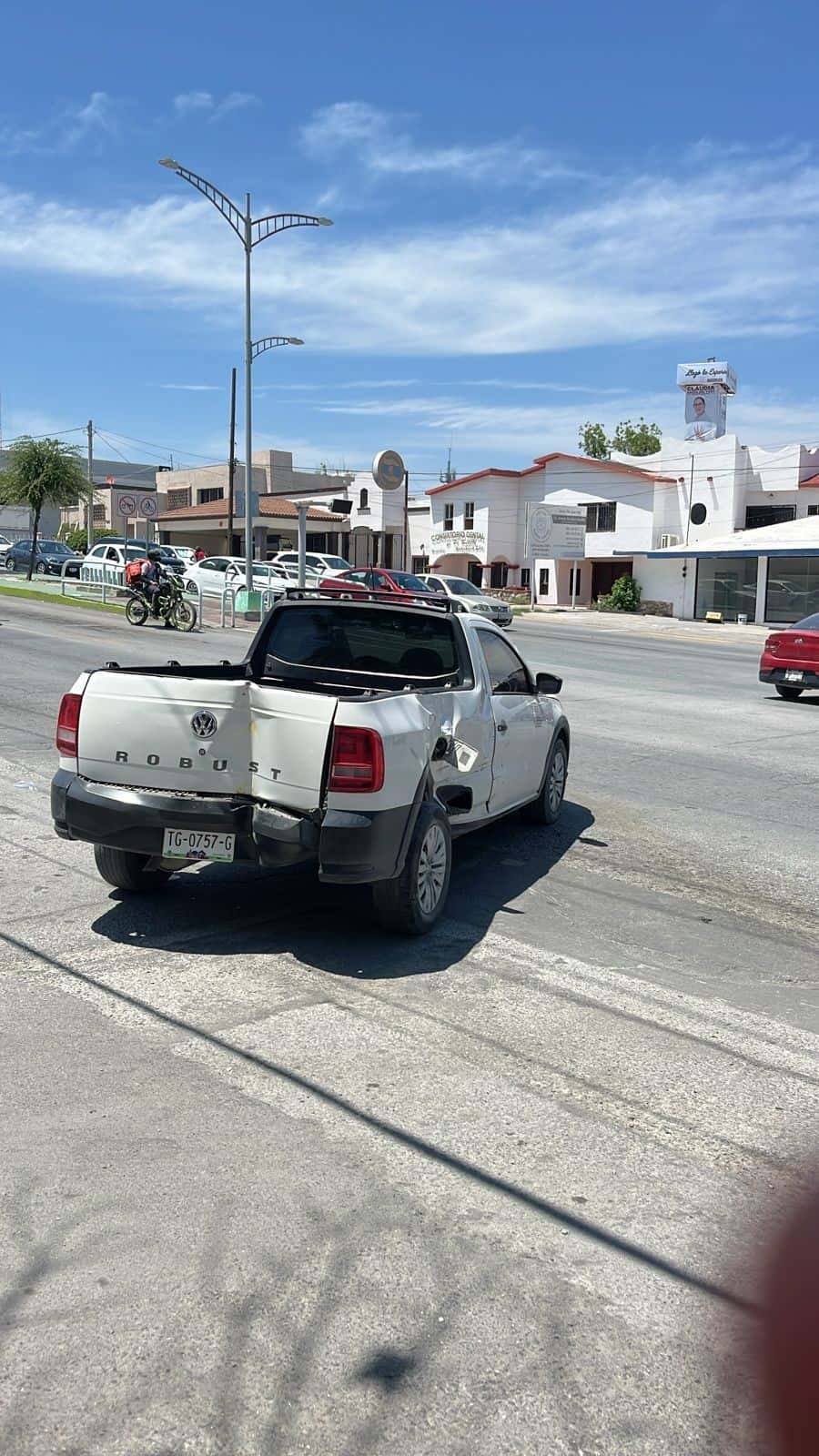 Se ‘embarran’ camionetas