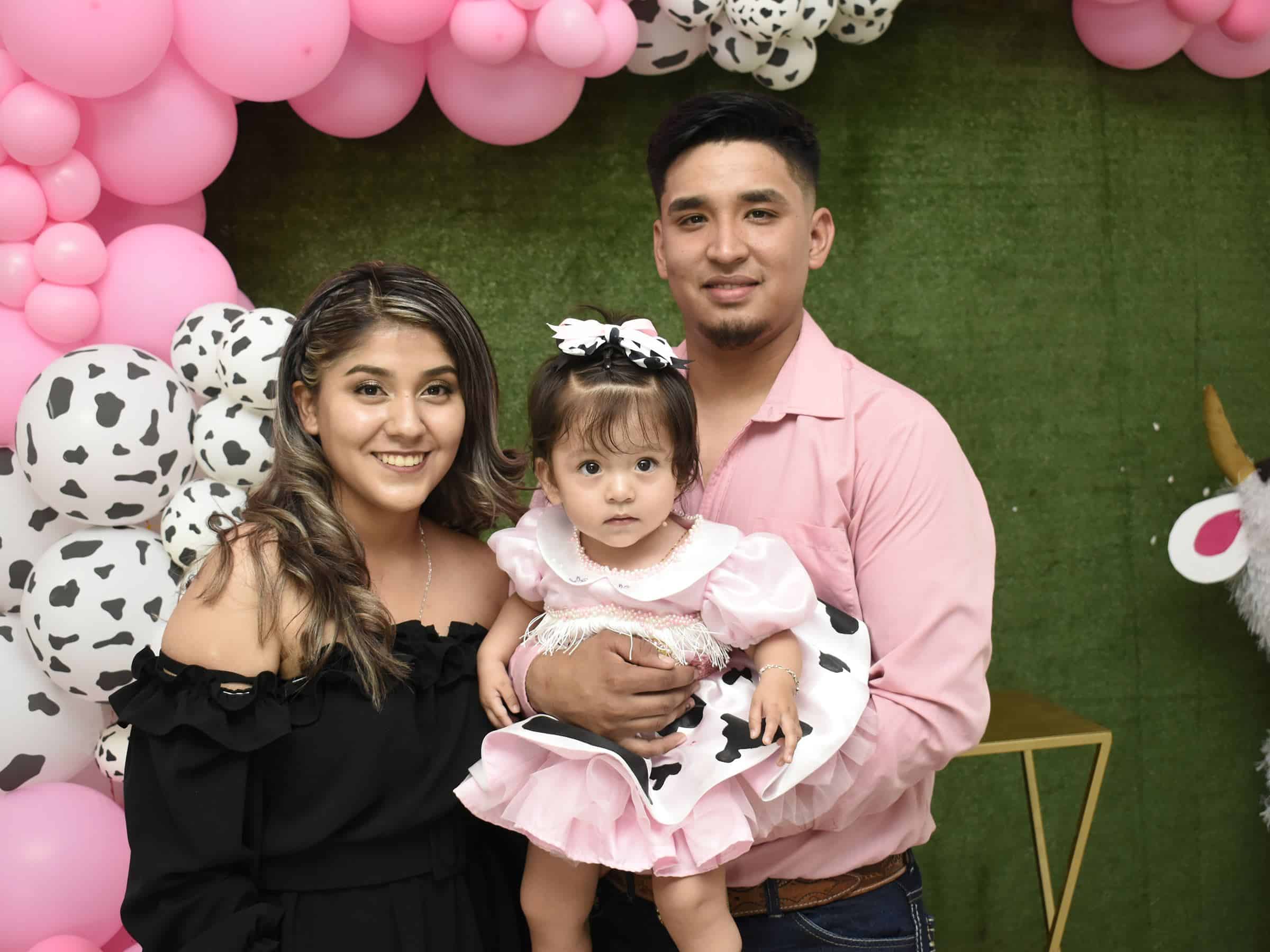Felices sus padres con la cumpleañera.