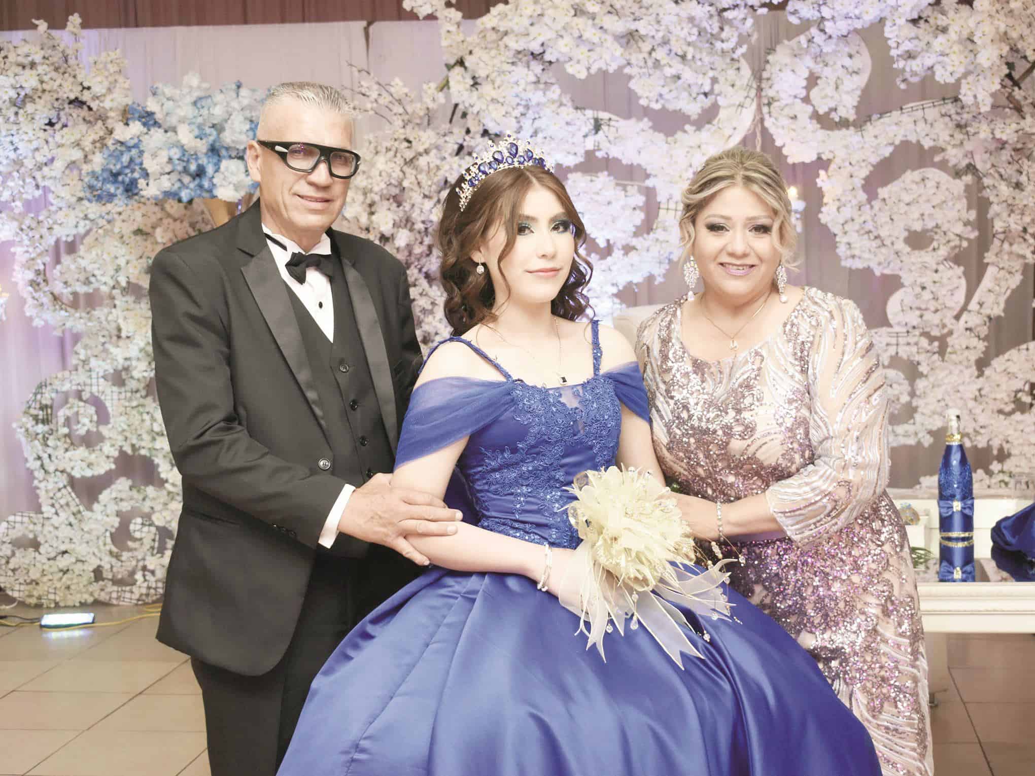 Acompañada de sus padres.
