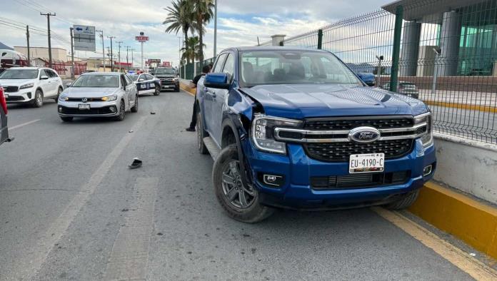 Se le mete auto y rebota en camellón