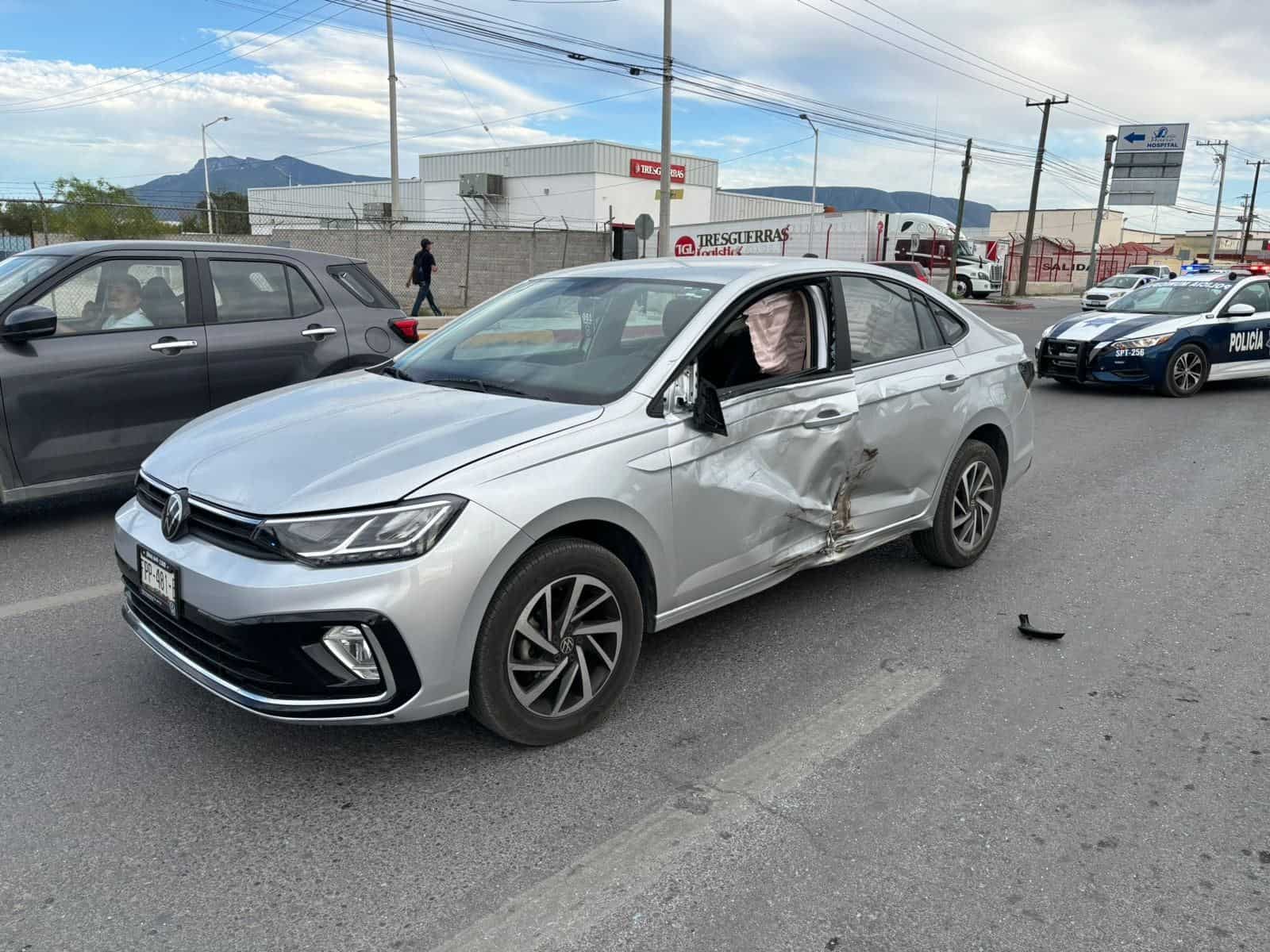 Se le mete auto y rebota en camellón