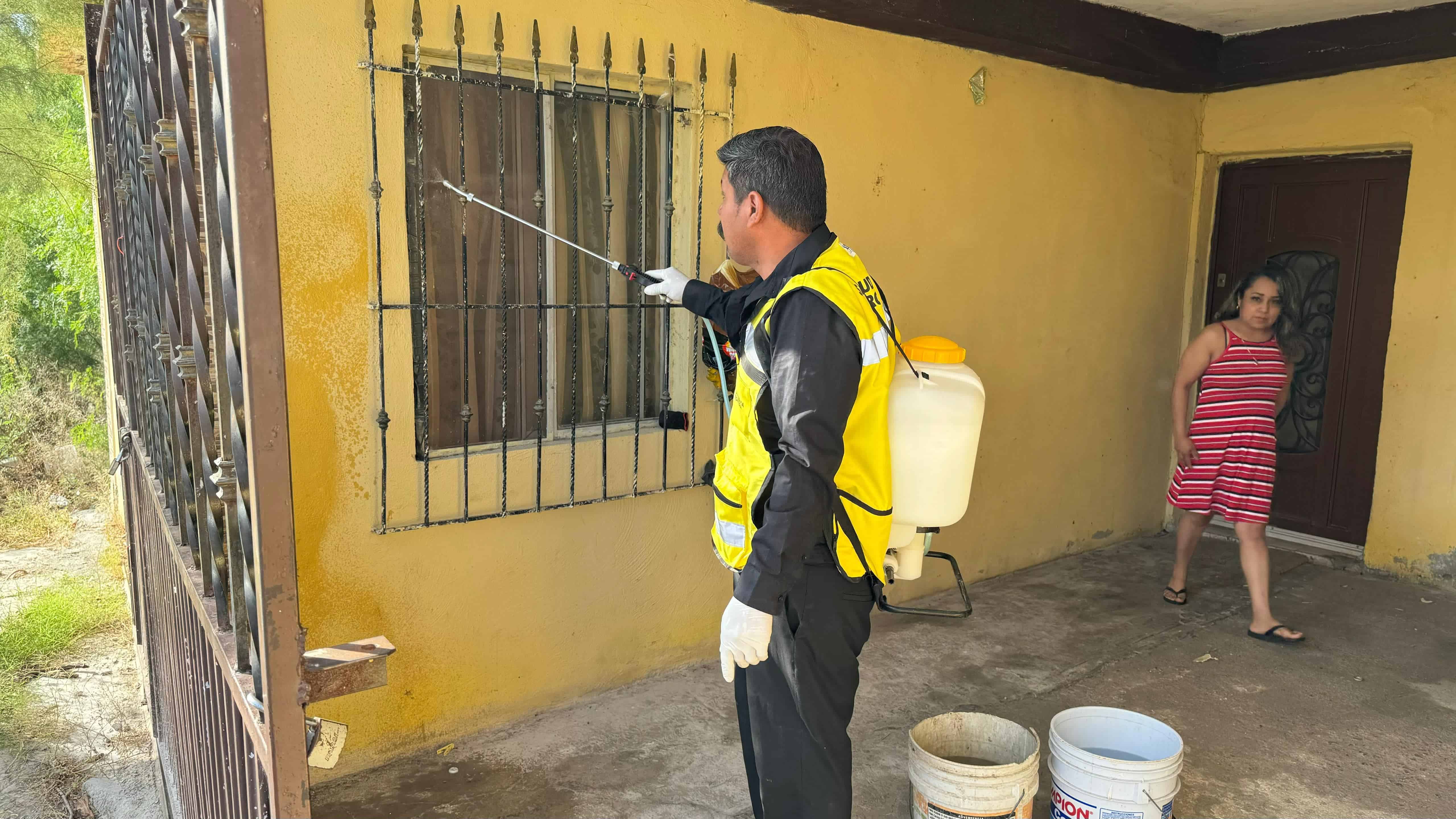 Atendiendo la petición de vecinos de la colonia Las Aves, se fumigó la mañana de ayer casa por casa; se aplicaron baños anti garrapatas y se aplicaron vacunas a las mascotas.