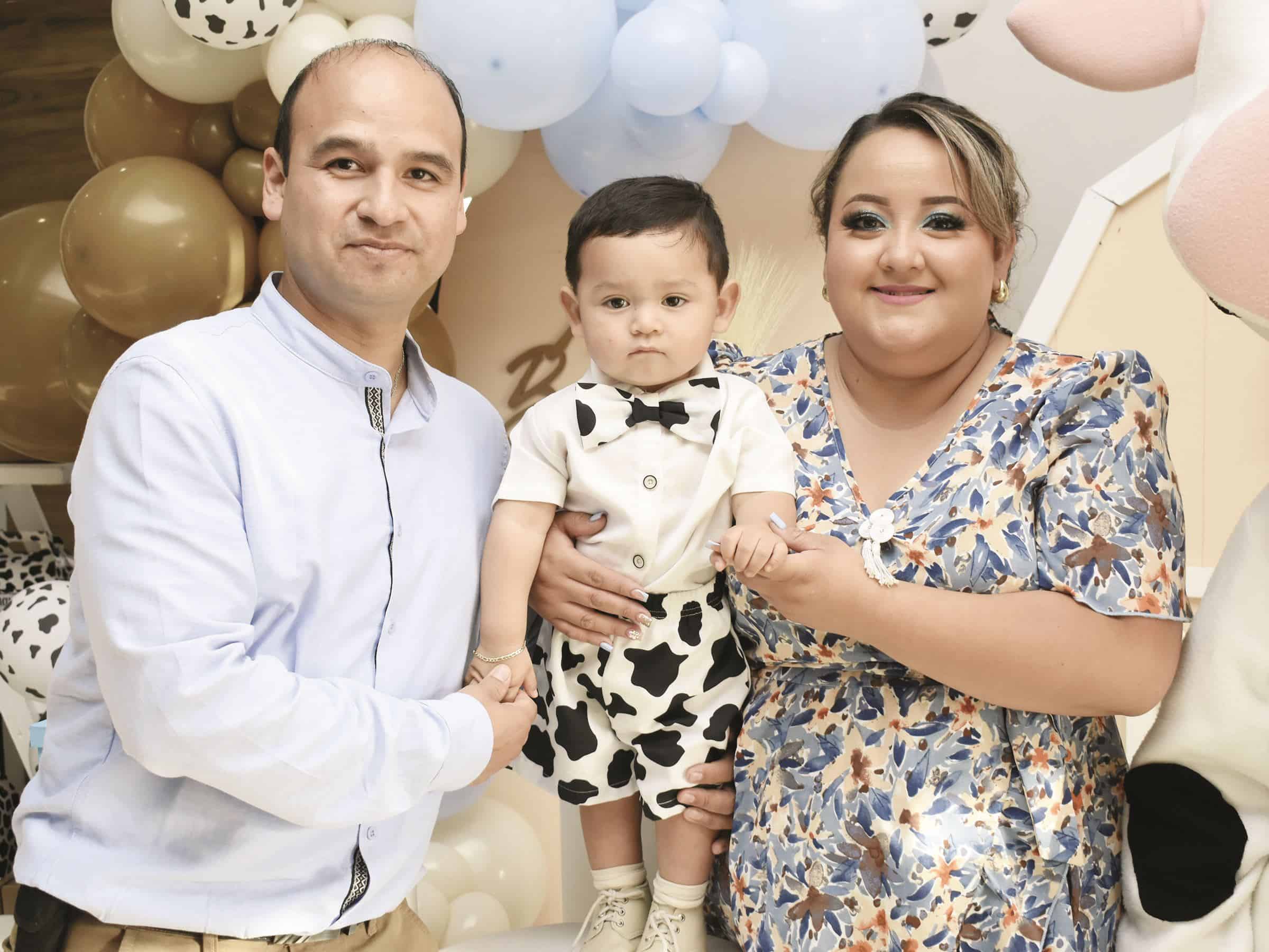 Sus padres, felices de su cumpleañero.