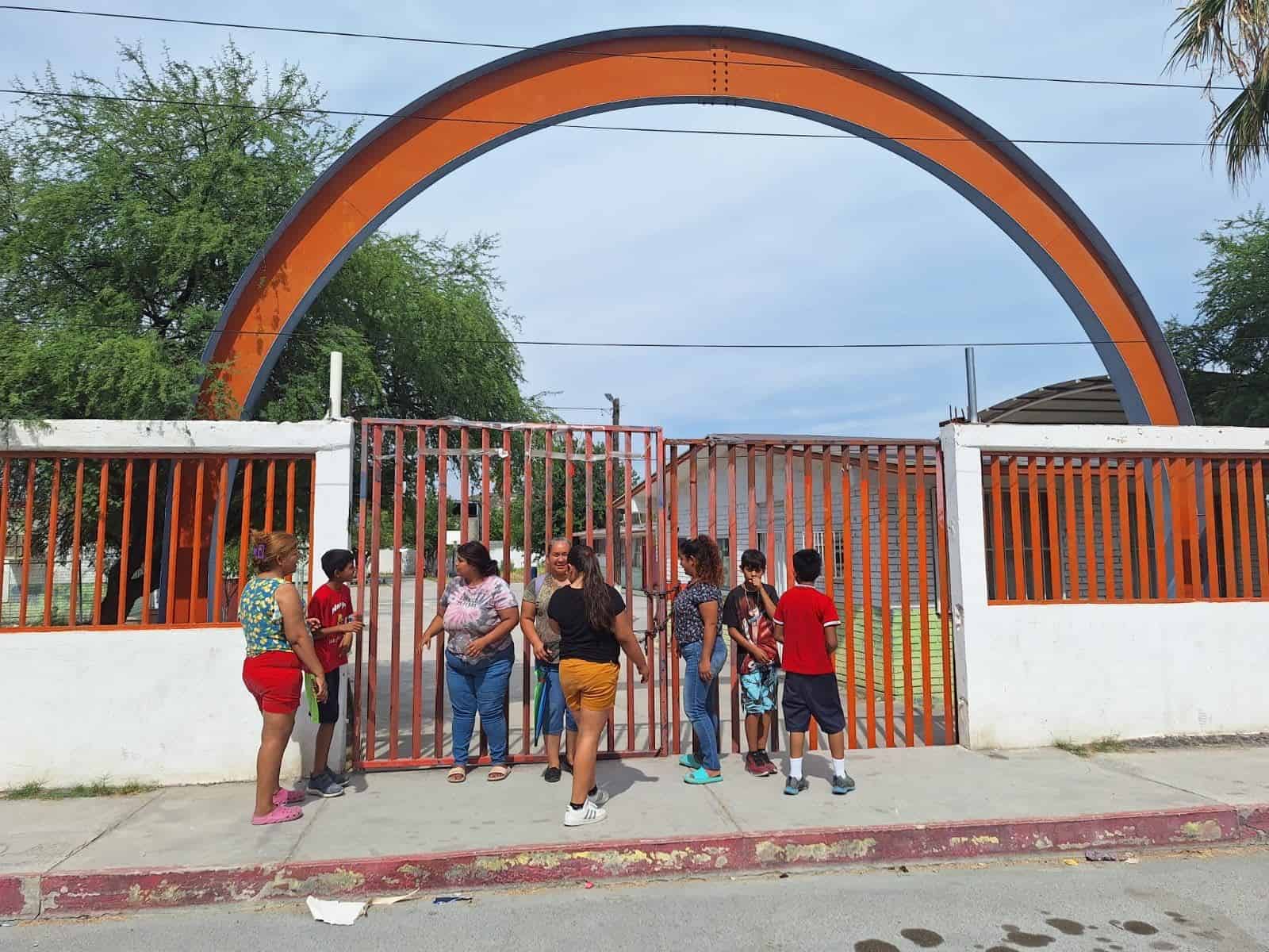 Padres de familia solicitan cambio de horario para alumnos de la escuela primaria Calixto, acudir de 8 a 11 de la mañana.