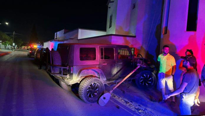 Derriba luminaria con Jeep y remata con Nissan