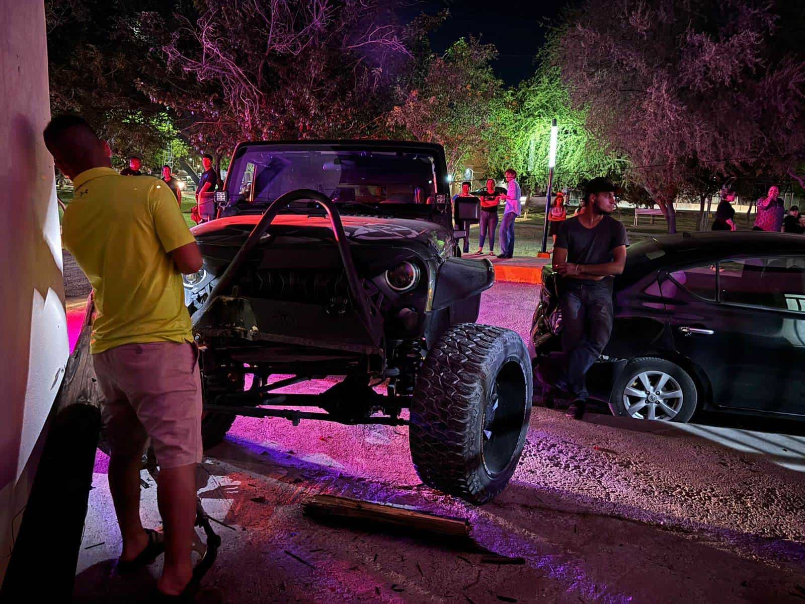 Derriba luminaria con Jeep y remata con Nissan
