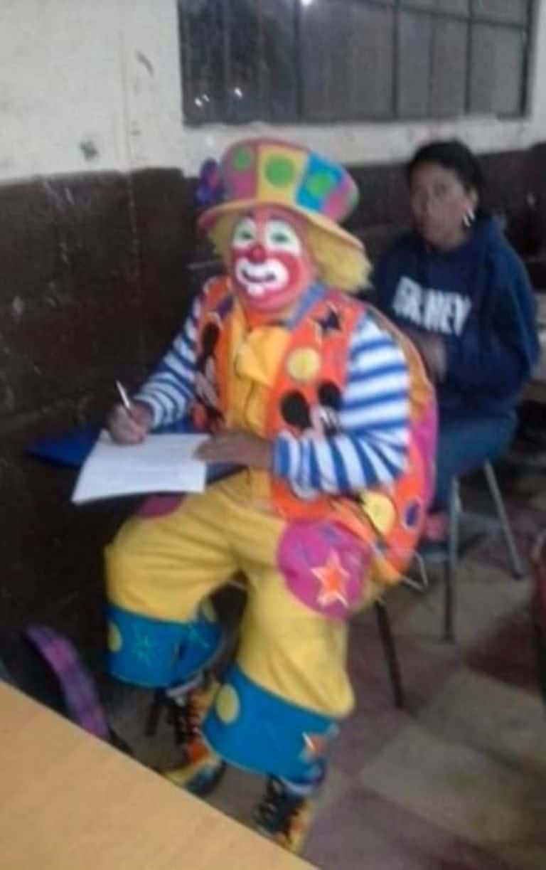 VIRAL: Fue a su exámen de derecho vestido de PAYASO