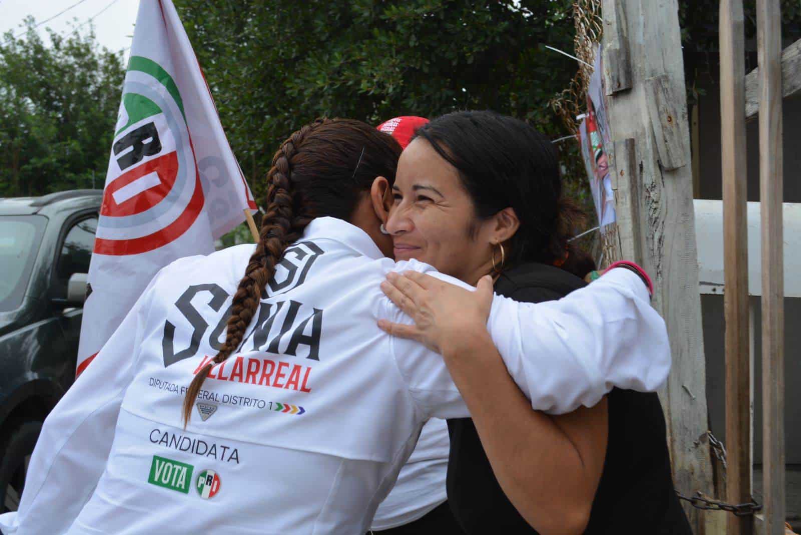 Realiza Sonia Villarreal reunión de patio en la colonia Bravo