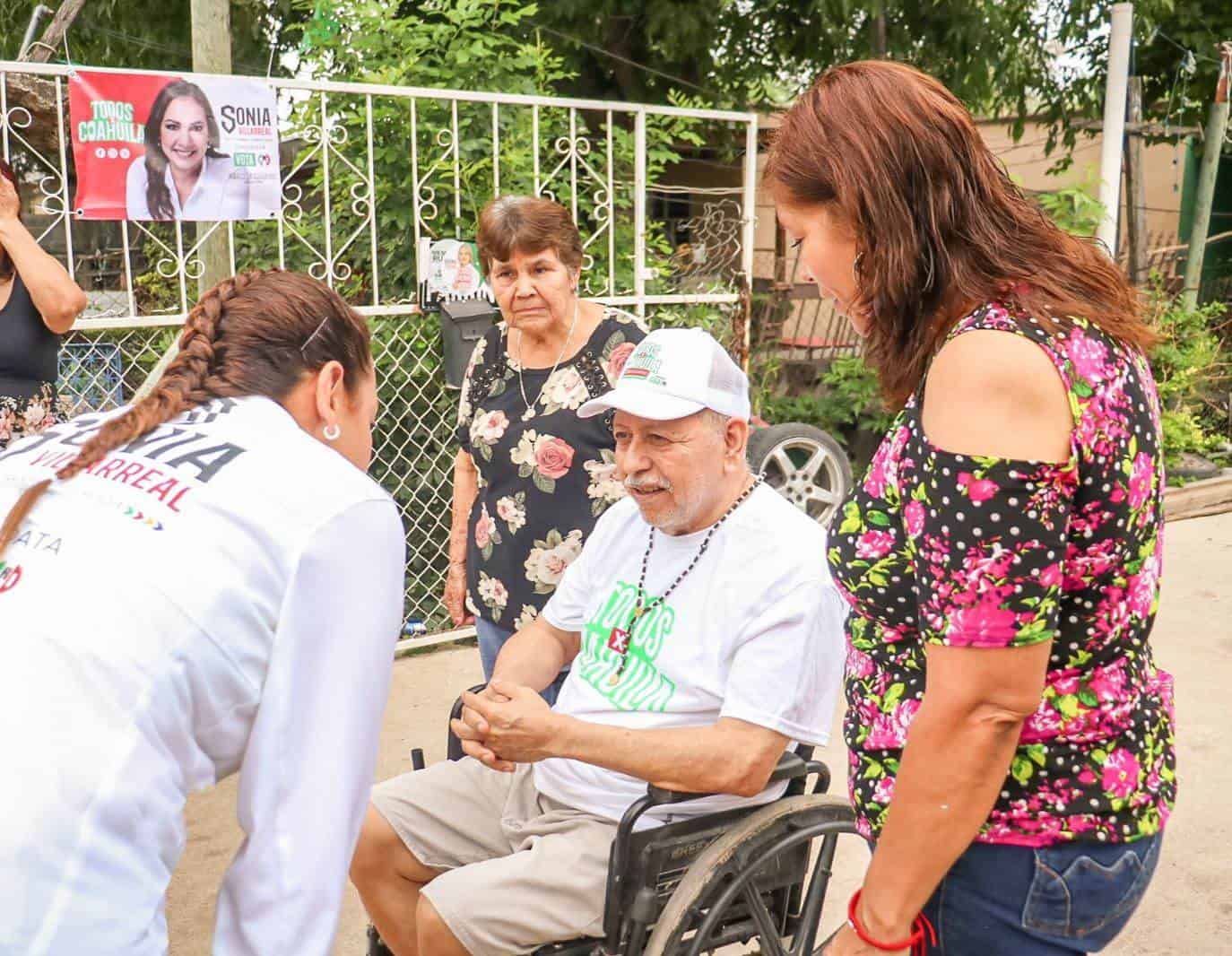 Realiza Sonia Villarreal reunión de patio en la colonia Bravo