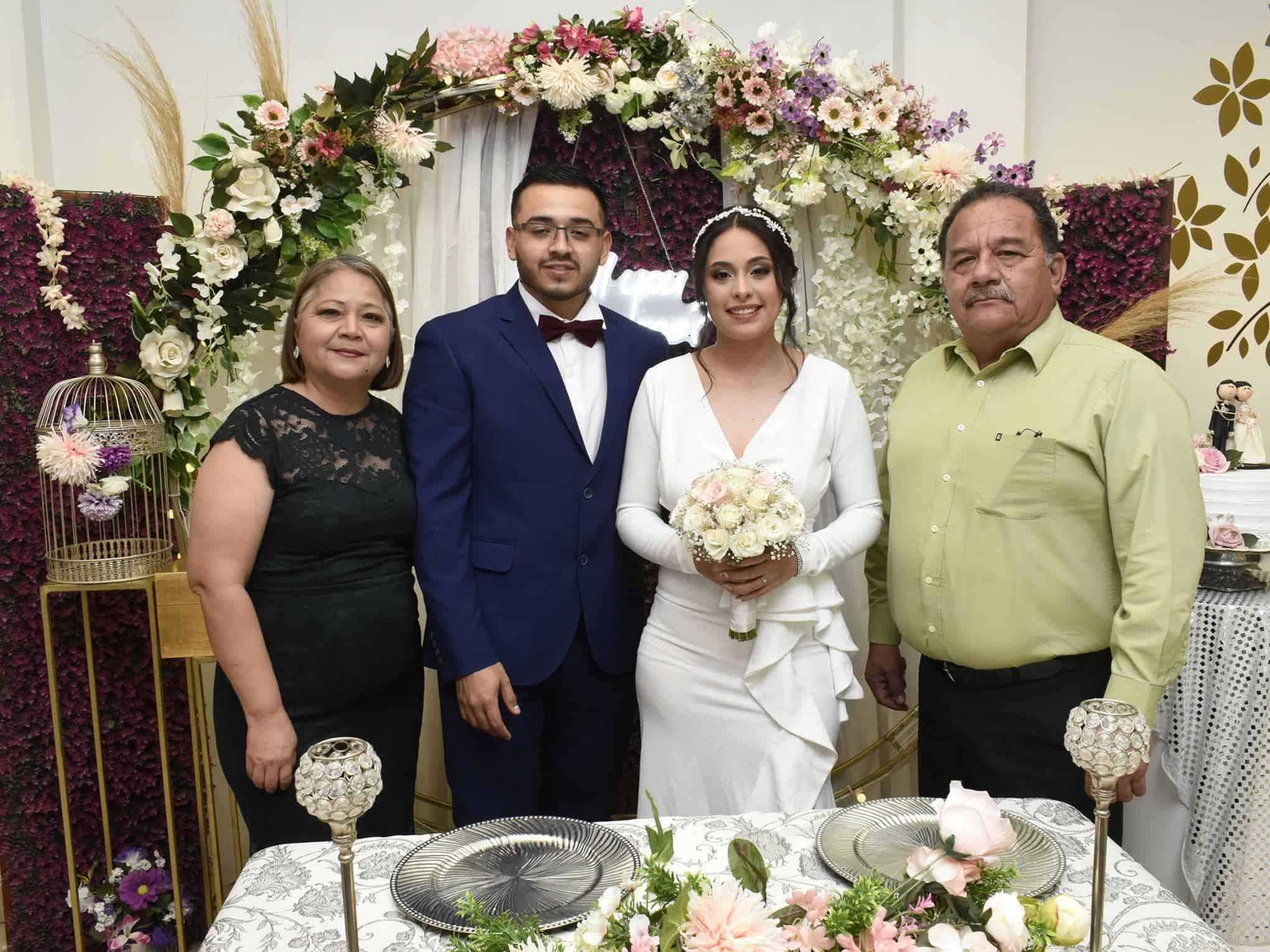 Los padrinos del novio estuvieron presentes.