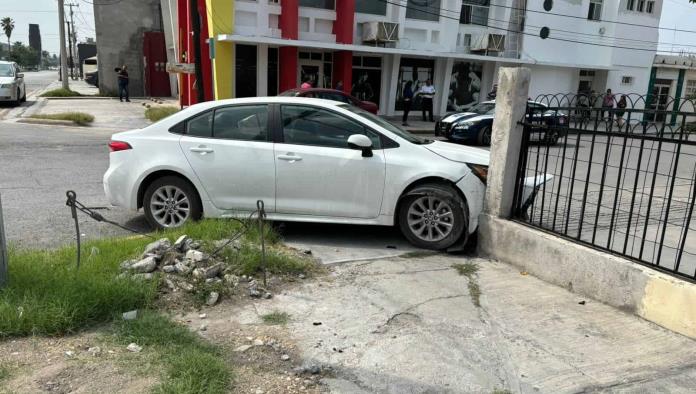Se le mete a auto y lo proyecta contra iglesia