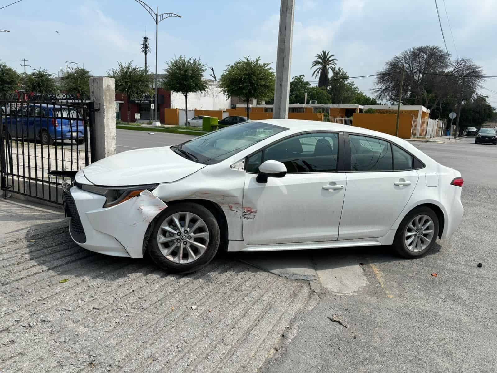 Se le mete a auto y lo proyecta contra iglesia
