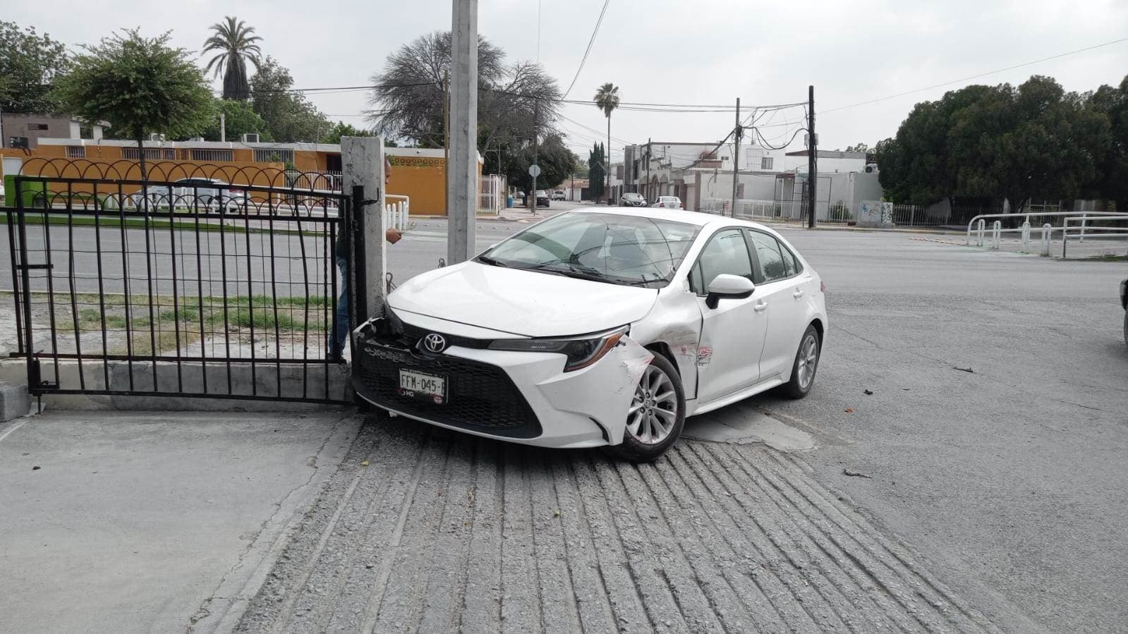 Se le mete a auto y lo proyecta contra iglesia