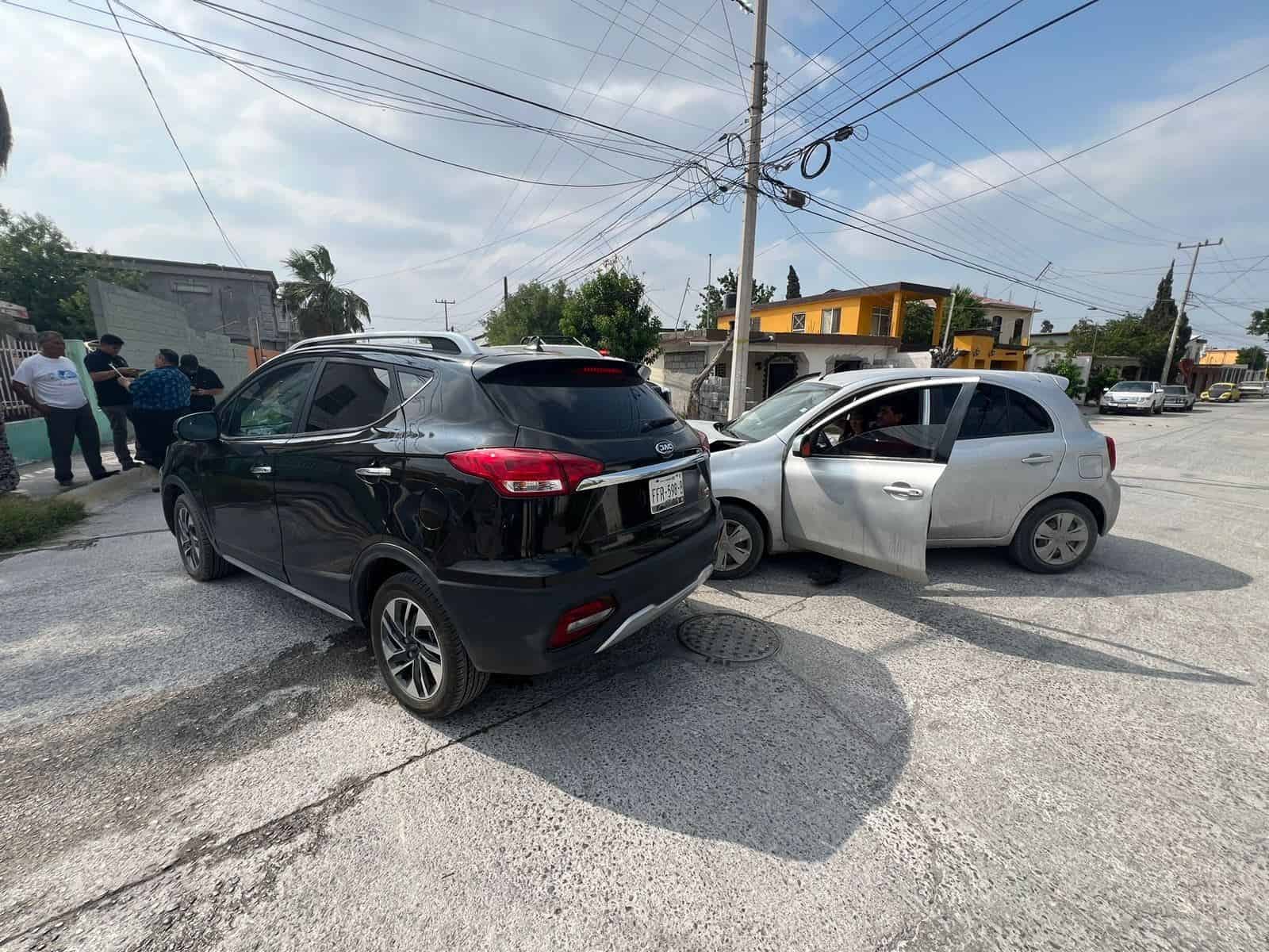La conductora de la JAC se atravesó al paso del March, por no hacer alto.