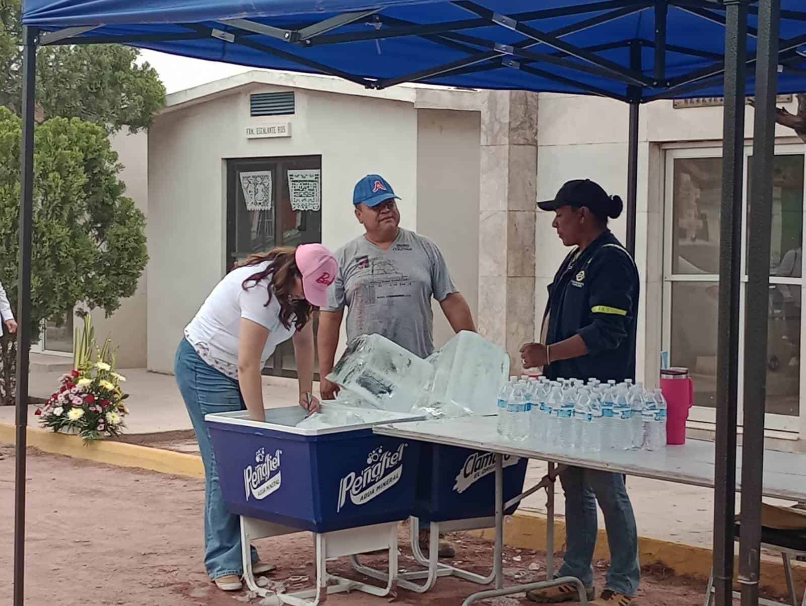 Recuerdan y honran a madres difuntas