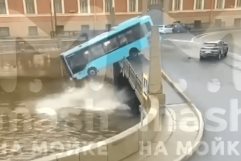 Autobús cae en un rio de Rusia; Accidente deja 4 fallecidos