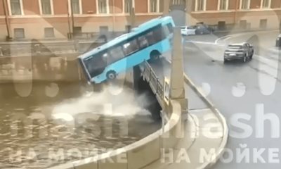 Autobús cae en un rio de Rusia; Accidente deja 4 fallecidos