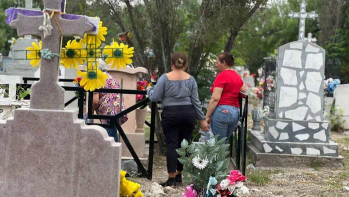 Hermosa Tradición: Panteones Locales Abundan de Amor en el Día de las Madres