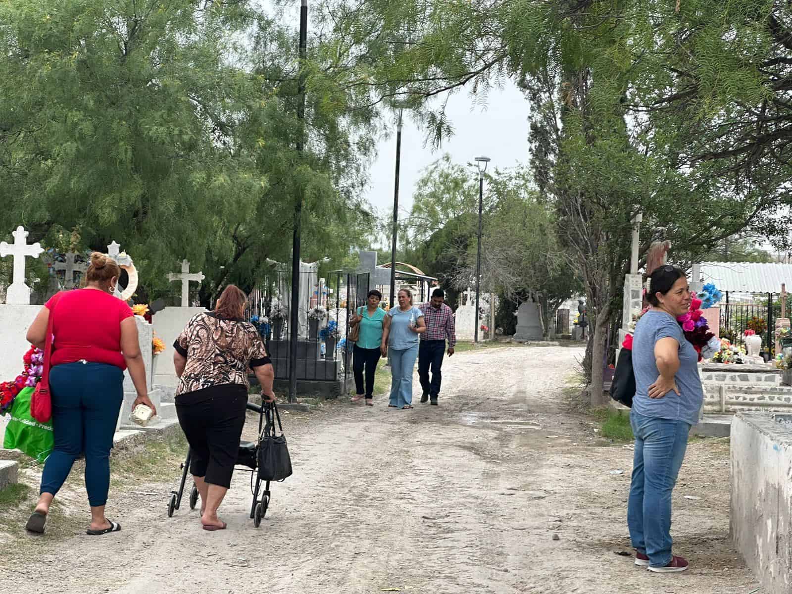 Hermosa Tradición: Panteones Locales Abundan de Amor en el Día de las Madres