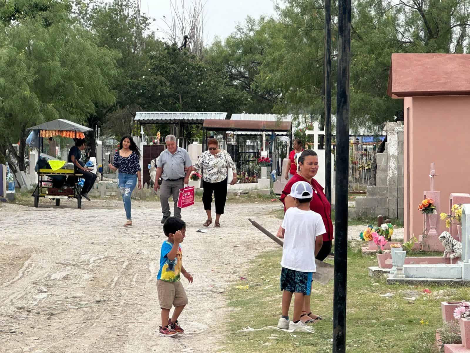 Hermosa Tradición: Panteones Locales Abundan de Amor en el Día de las Madres