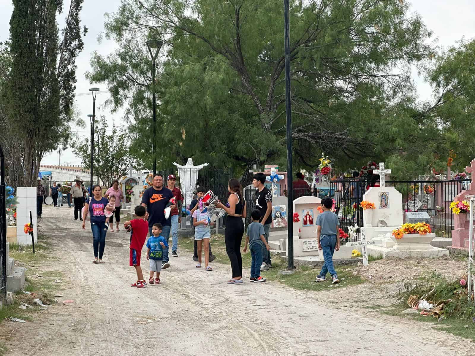 Hermosa Tradición: Panteones Locales Abundan de Amor en el Día de las Madres