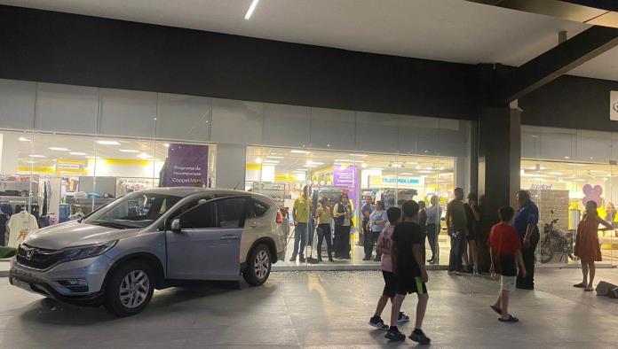 Adolescente choca aparador del mall paseo Monclova