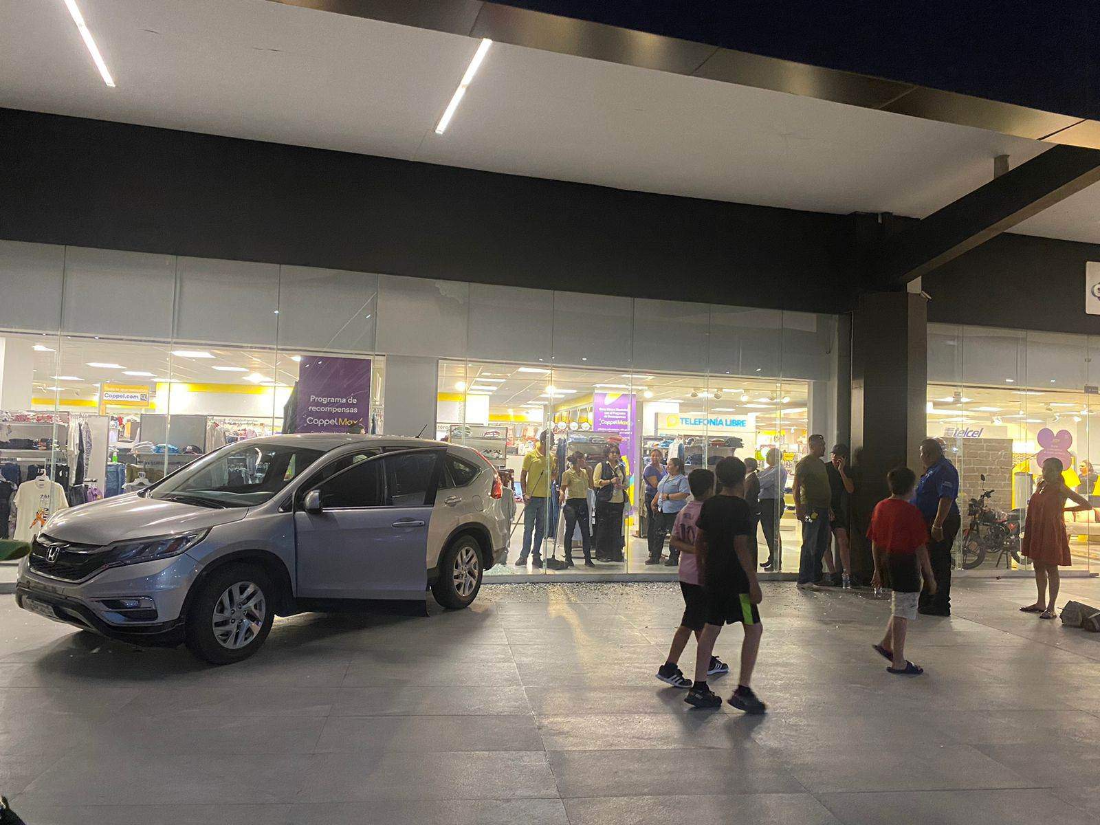 Adolescente choca aparador del mall paseo Monclova
