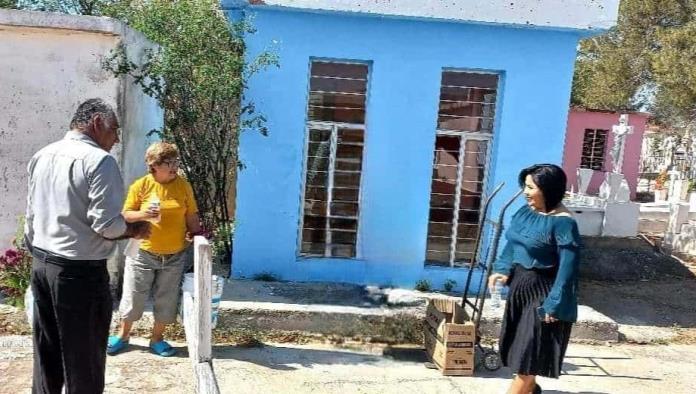 Muchos visitantes en panteón municipal
