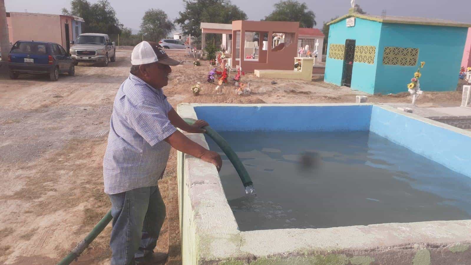 Muchos visitantes en panteón municipal