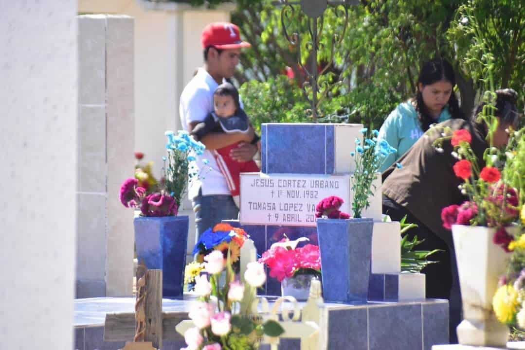Muchos visitantes en panteón municipal