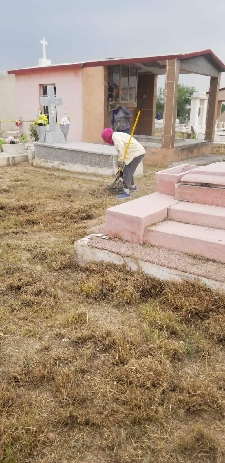 Muchos visitantes en panteón municipal