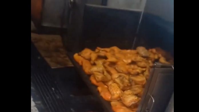 Niños fallecen tras comer pollo asado del El pollo Matón en Nuevo León